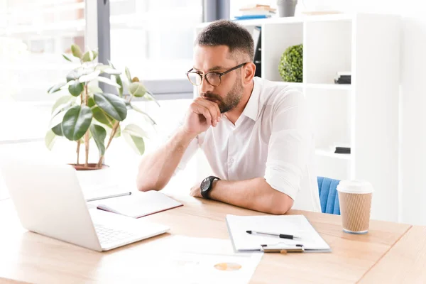 Imagen Hombre Negocios Concentrado Confiado Años Que Usa Camisa Blanca — Foto de Stock