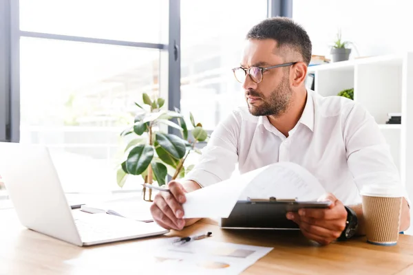 Akıllı Ciddi Adam Yaşlarda Beyaz Gömlekli Kağıt Belgeleri Office Çalışma — Stok fotoğraf