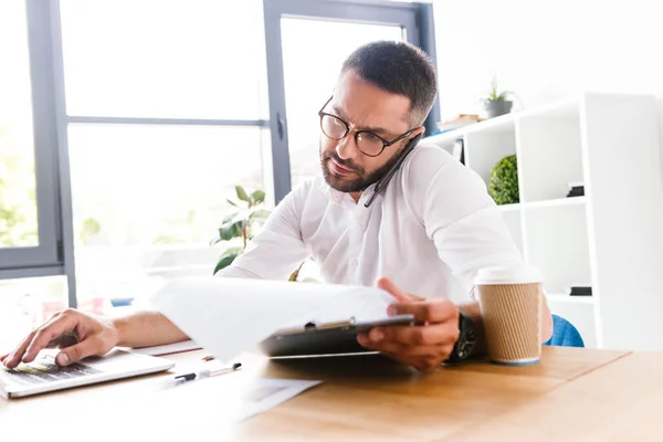 Retrato Hombre Inteligente Negocios Años Camisa Blanca Verificando Información Documentos — Foto de Stock