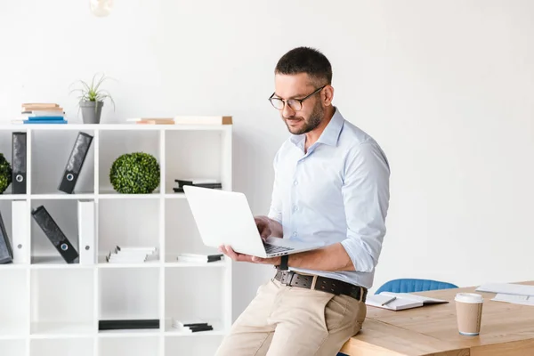 Bilde Forretningslignende Mann Med Hvit Skjorte Sittende Bordet Bruke Laptopen – stockfoto