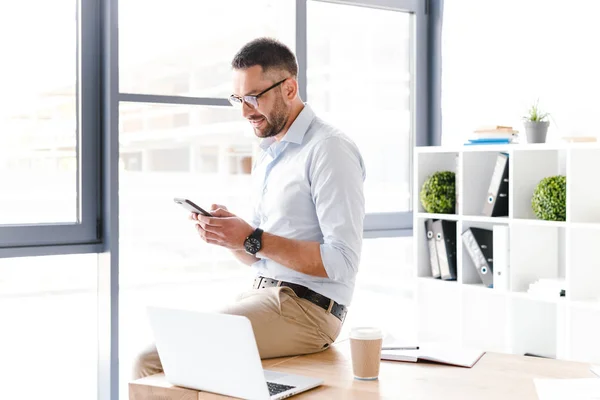 Bilden Vuxen Stilig Man Formella Slitage Sitter Bord Kontor Nära — Stockfoto