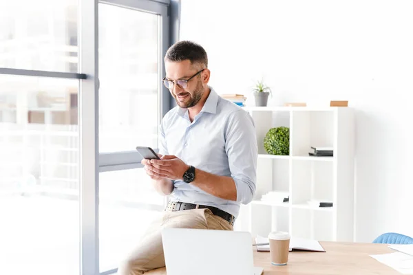 Imagem Homem Negócios Moderno Desgaste Formal Sentado Mesa Escritório Perto — Fotografia de Stock