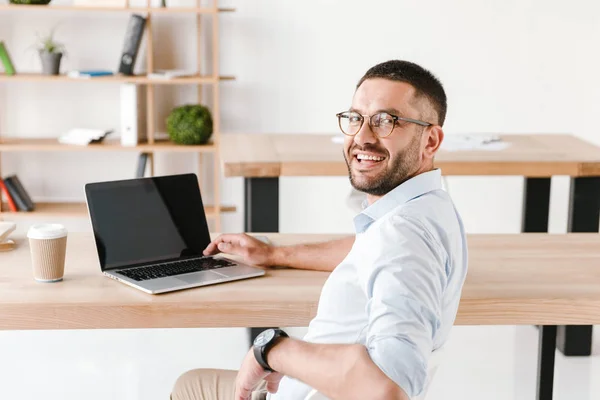 Metà Turno Foto Compiaciuto Uomo Ufficio 30S Camicia Bianca Seduto — Foto Stock