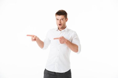 Kameraya bakarak ve uzak beyaz arka plan üzerinde izole kopya alanı işaret neşeli bir genç adam portresi