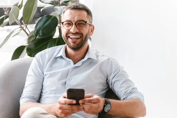 Imagen Del Patrón Sonriente Con Camisa Blanca Sentado Sillón Oficina — Foto de Stock