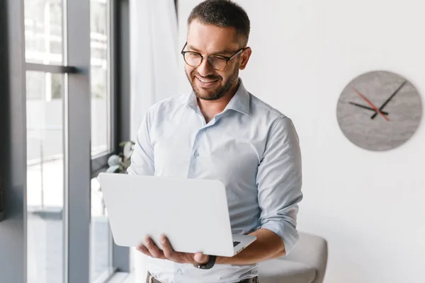 Neşeli Yetişkin Office Adam Başarı Merkezi Çalışması Sırasında Gümüş Dizüstü — Stok fotoğraf