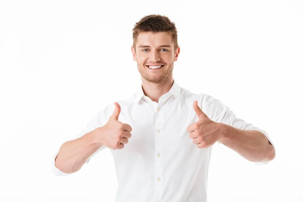 一个快乐的年轻人的肖像看着相机 并显示竖起大拇指在白色背景孤立 — 图库照片