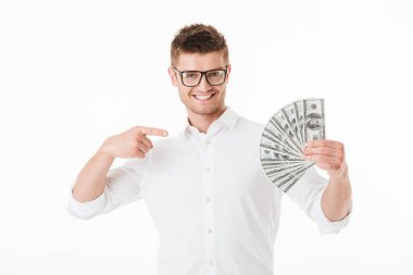 Beyaz arka plan üzerinde izole para banknot parmak işaret gözlük kendine güvenen genç bir adam portresi