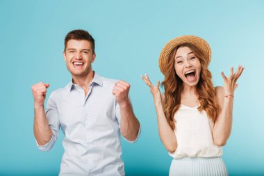 Beyaz insanlar erkek genç görüntü yankı uyandırdı ve mavi arka plan üzerinde izole kadın çığlık kazanan jest yapmak.