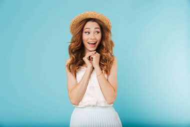 Mavi arka plan bir kenara inceliyorlar izole mutlu beyaz kadın görüntüsünü.