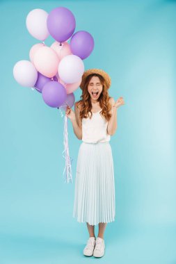 Genç izole balonlar tutan mavi arka plan üzerinde beyaz kadın çığlık duygusal görüntüsünü.