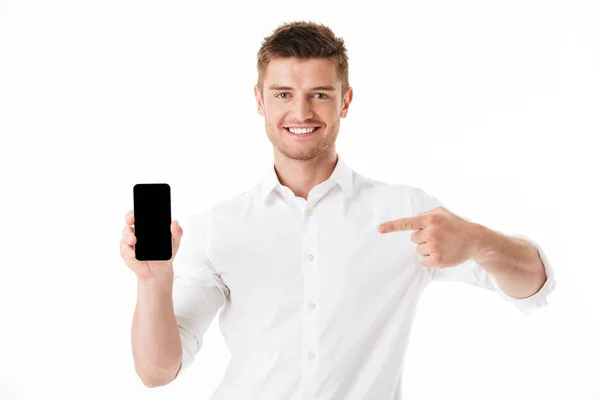 Retrato Joven Sonriente Apuntando Teléfono Móvil Pantalla Blanco Aislado Sobre —  Fotos de Stock