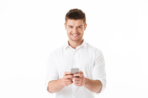Портрет Улыбающегося Молодого Человека Мобильным Телефоном Белом Фоне — стоковое фото
