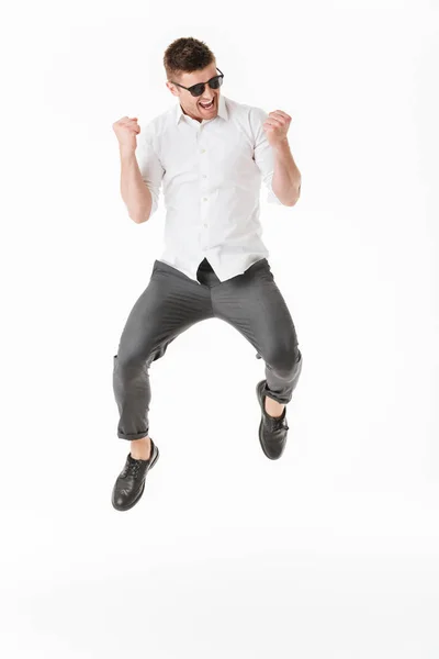 Портрет Счастливого Молодого Человека Солнечных Очках Прыгающего Белом Фоне — стоковое фото