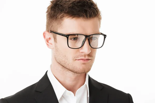 Närbild Porträtt Självsäker Ung Affärsman Kostym Och Glasögon Tittar Bort — Stockfoto