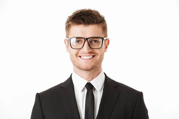 Närbild Porträtt Leende Ung Affärsman Kostym Och Glasögon Tittar Kameran — Stockfoto