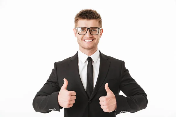 スーツと眼鏡親指を表示 分離の白い背景の上で幸せな青年実業家の肖像画 — ストック写真