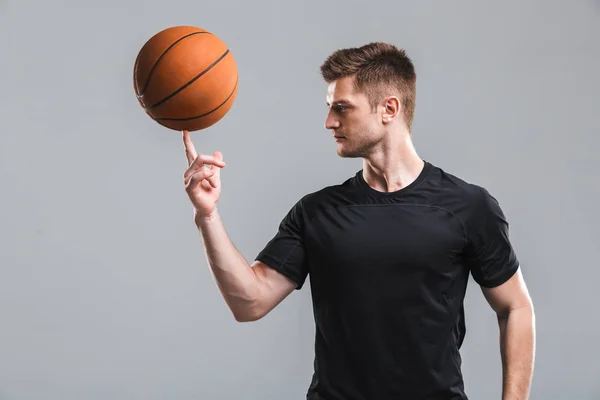 Portrét Mladého Sportovce Hrát Basketbal Samostatný Nad Šedým Pozadím — Stock fotografie