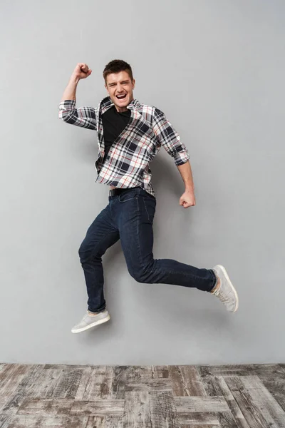 Retrato Cuerpo Entero Joven Feliz Saltando Sobre Fondo Gris — Foto de Stock