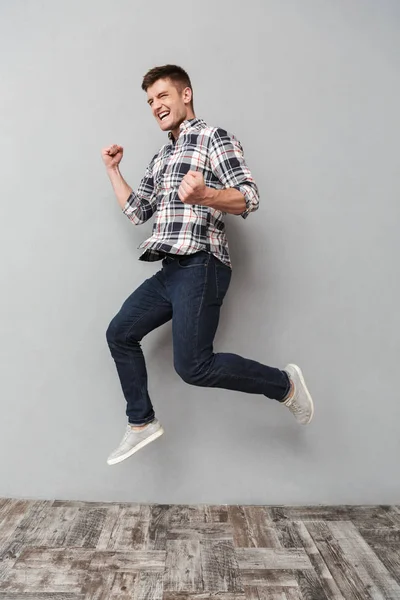 Retrato Cuerpo Entero Joven Alegre Saltando Sobre Fondo Gris — Foto de Stock