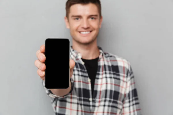 Retrato Jovem Confiante Mostrando Telefone Celular Tela Branco Sobre Fundo — Fotografia de Stock