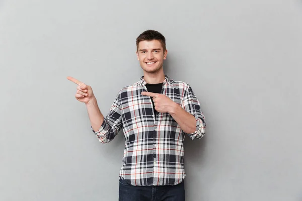 Retrato Jovem Feliz Apontando Dedos Para Longe Espaço Cópia Sobre — Fotografia de Stock