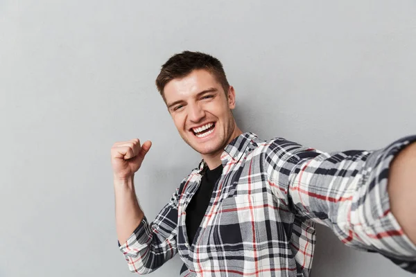 Retrato Joven Excitado Camisa Cuadros Tomando Una Selfie Sobre Fondo — Foto de Stock