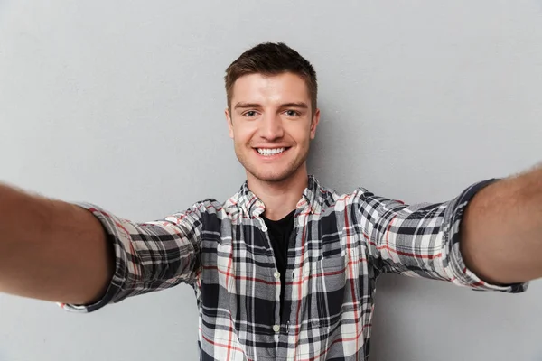 Retrato Jovem Sorridente Camisa Xadrez Tirando Uma Selfie Com Mãos — Fotografia de Stock