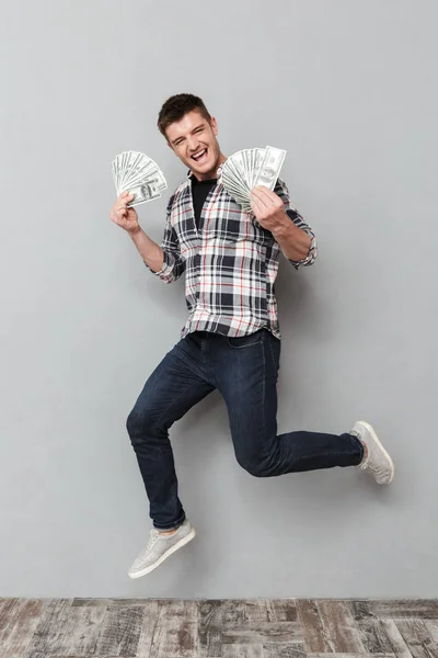 Retrato Completo Joven Feliz Mostrando Billetes Dinero Mientras Salta Sobre — Foto de Stock