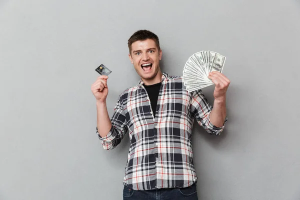 Retrato Joven Emocionado Mostrando Billetes Dinero Tarjetas Crédito Plástico Sobre — Foto de Stock