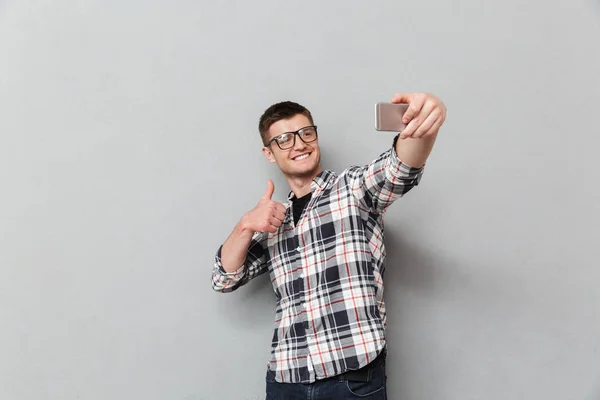 Retrato Joven Sonriente Con Camisa Cuadros Tomando Una Selfie Sobre — Foto de Stock