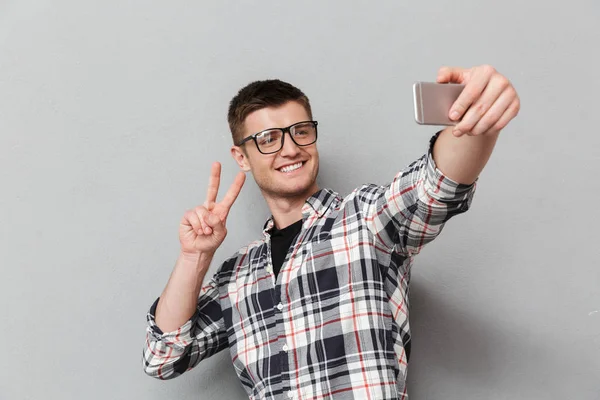 Retrato Joven Sonriente Con Camisa Cuadros Tomando Una Selfie Mostrando — Foto de Stock