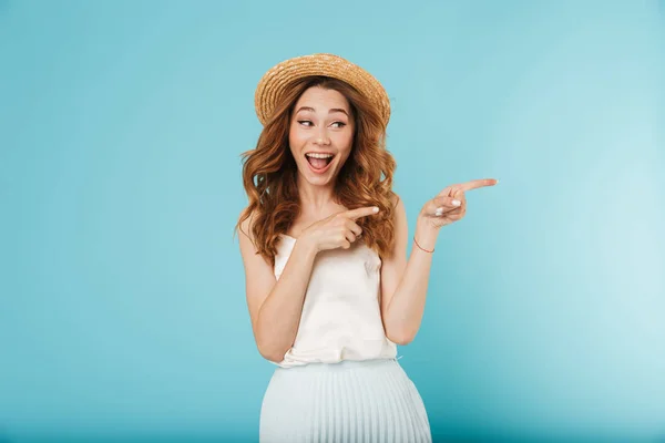 Imagem Jovem Mulher Caucasiana Feliz Isolado Sobre Fundo Azul Apontando — Fotografia de Stock