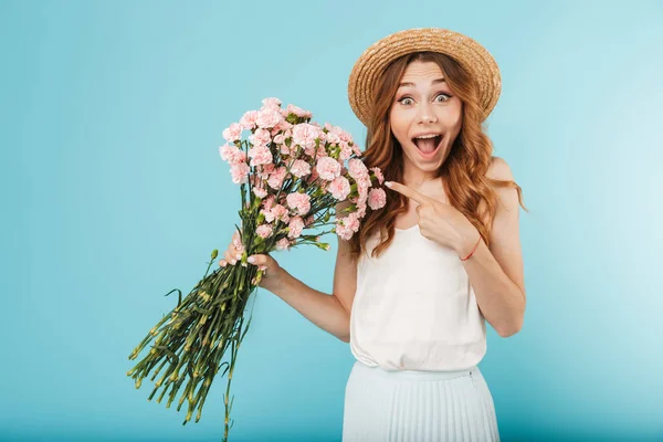 青い背景の花を持って上分離された若い興奮した白人女性の画像 — ストック写真