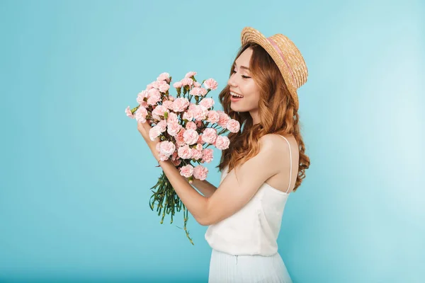 Imagen Joven Mujer Caucásica Feliz Aislada Sobre Fondo Azul Sosteniendo — Foto de Stock