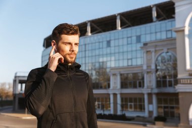 Kulaklıklar açık havada koşu gülümseyen genç sporcu portresi