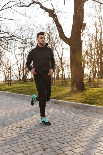 Retrato Joven Deportista Confiado Auriculares Corriendo Aire Libre —  Fotos de Stock