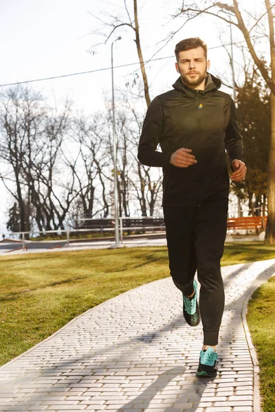 Fülhallgató Kültéri Jogging Súlyos Fiatal Sportoló Portréja — Stock Fotó