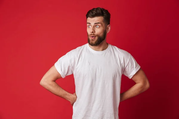 Imagem Excitado Jovem Bonito Homem Isolado Sobre Fundo Parede Vermelha — Fotografia de Stock