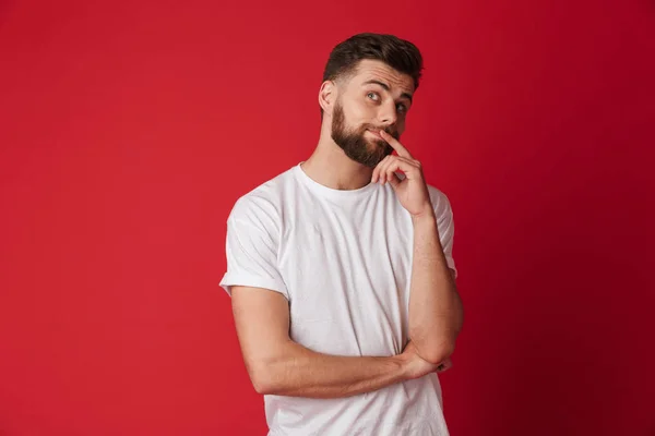 Imagen Joven Guapo Pensando Parado Aislado Sobre Fondo Pared Roja — Foto de Stock