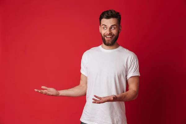 Imagen Joven Guapo Emocional Parado Aislado Sobre Fondo Pared Roja — Foto de Stock