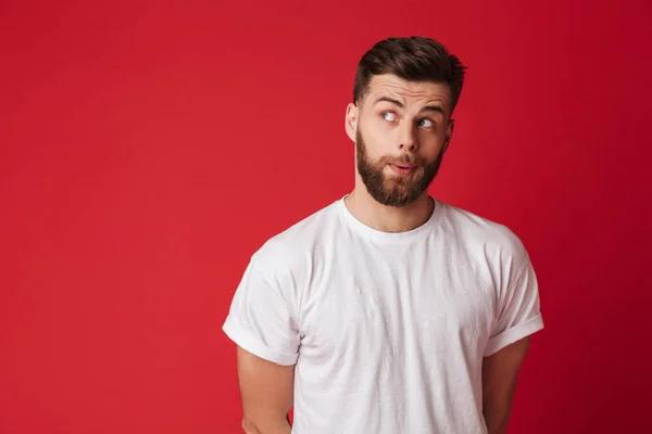 Immagine Giovane Uomo Bello Serio Piedi Isolato Sfondo Muro Rosso — Foto Stock