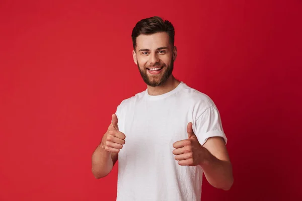 Bild Lycklig Ung Stilig Man Står Isolerade Över Röda Väggen — Stockfoto