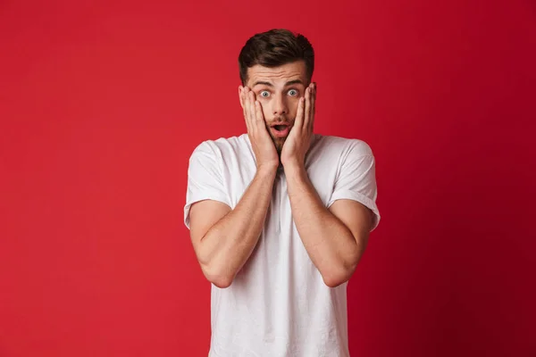 Image Shocked Emotional Young Man Standing Isolated Red Wall Background — Stock Photo, Image