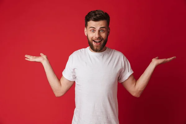 Imagem Jovem Homem Bonito Emocional Isolado Sobre Fundo Parede Vermelha — Fotografia de Stock