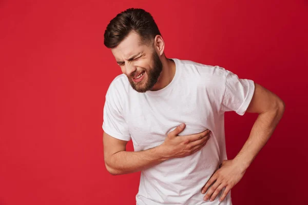 Imagen Joven Con Dolores Corazón Aislado Sobre Fondo Rojo Pared — Foto de Stock