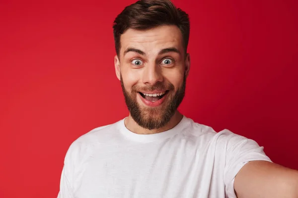 Imagem Emocional Animado Jovem Bonito Homem Isolado Sobre Fundo Parede — Fotografia de Stock