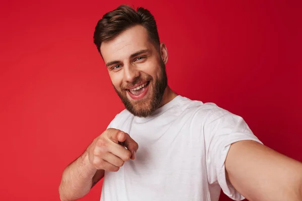 Imagen Joven Guapo Parado Aislado Sobre Fondo Pared Roja Hacer —  Fotos de Stock