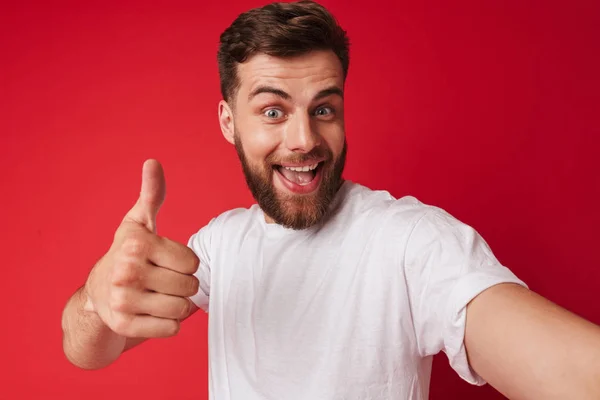 Imagen Joven Emocional Pie Aislado Sobre Fondo Pared Roja Hacer — Foto de Stock