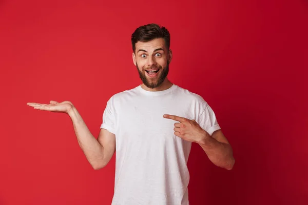 Imagem Belo Jovem Emocional Homem Isolado Sobre Fundo Parede Vermelha — Fotografia de Stock